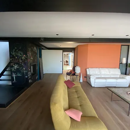 Grande Maison D'architecte Avec Toit Terrasse, Piscine Sans Vis A Vis Et Sauna 别墅