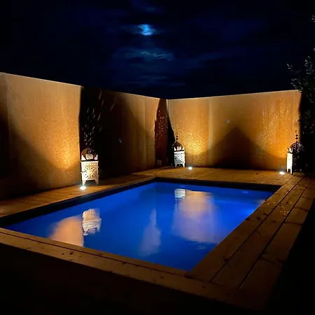 Grande Maison D'architecte Avec Toit Terrasse, Piscine Sans Vis A Vis Et Sauna Roche (Isere)