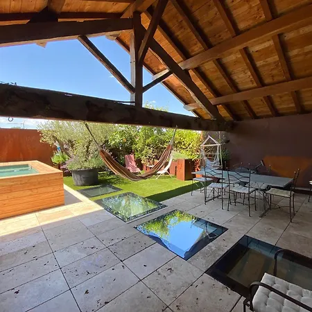 Grande Maison D'architecte Avec Toit Terrasse, Piscine Sans Vis A Vis Et Sauna